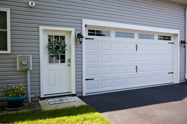 24/7 Emergency Garage Door Panel Replacement experts in Roanoke, IL